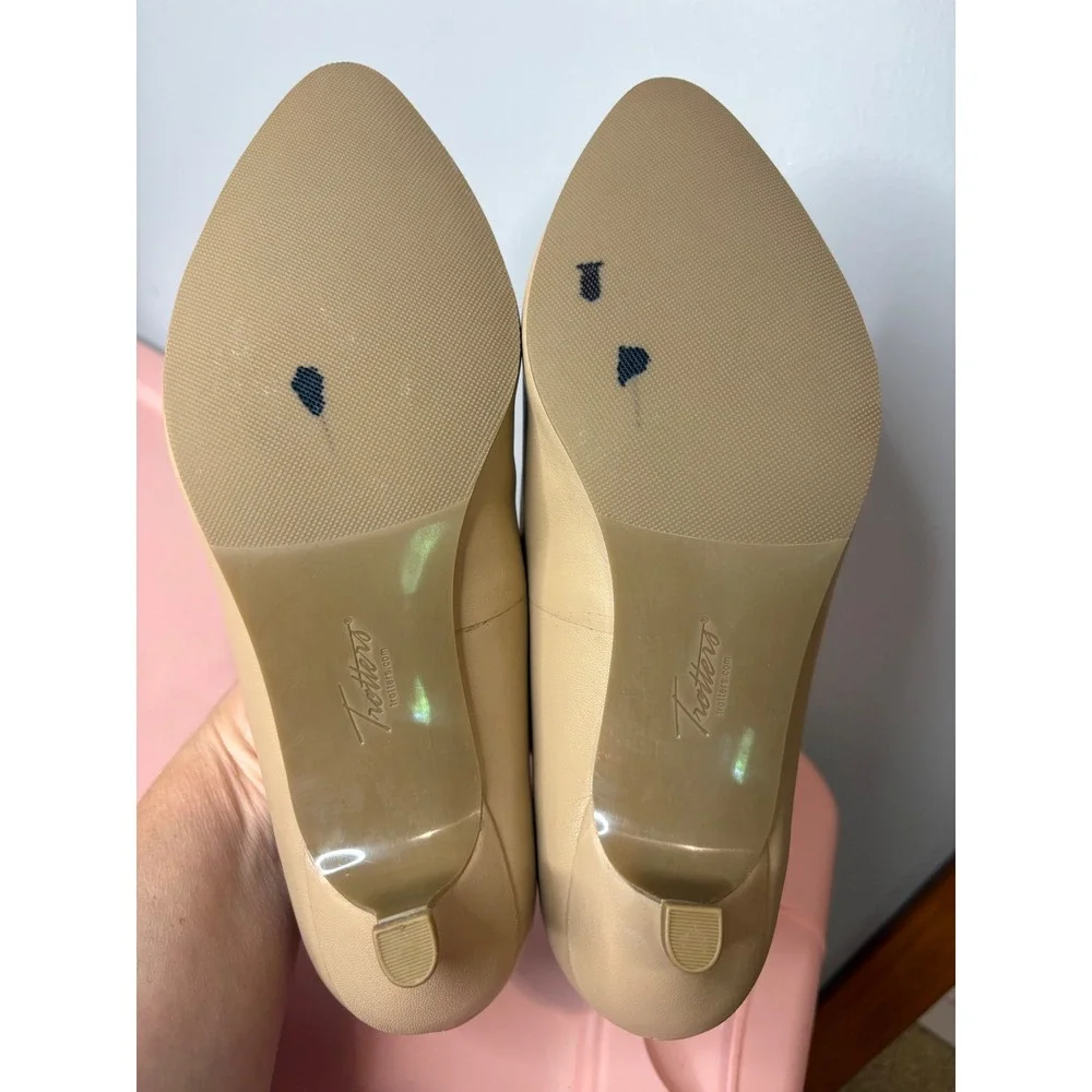 Trotters Kiara Nude Leather Kitten Heel Pumps‎ Pointed Toe 10WW T1805-185